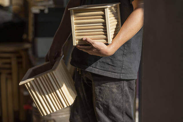 植物をインテリアへ変える。陰影が美しいプランターカバーをDIY