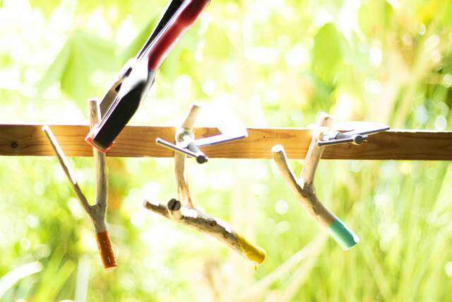 枯れ枝だって立派な木材!低予算でオシャレな壁掛けフックが完成!