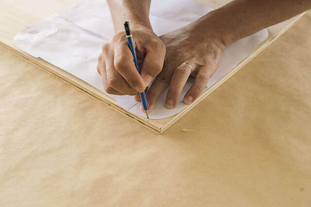 “仕舞えるだけ”の収納で満足?汚れも防げる超快適サイドテーブルをDIY