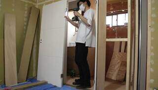 ドアから部屋を洋室化！DIYで古民家の引き戸を開き戸に | DIYer(s)│リノベと暮らしとDIY。