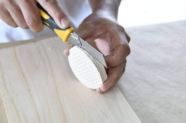 材料費は¥1000でOK。使い終わったマットで個性派ドリッパースタンドをDIY