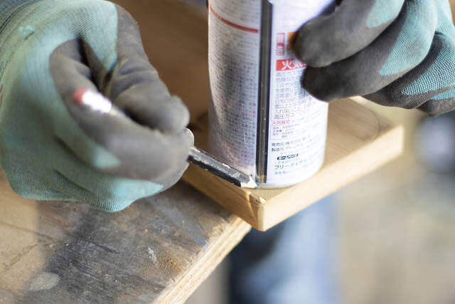 ブラケットいらずで突っ張れる!?デッドスペースを解消するウォールラック