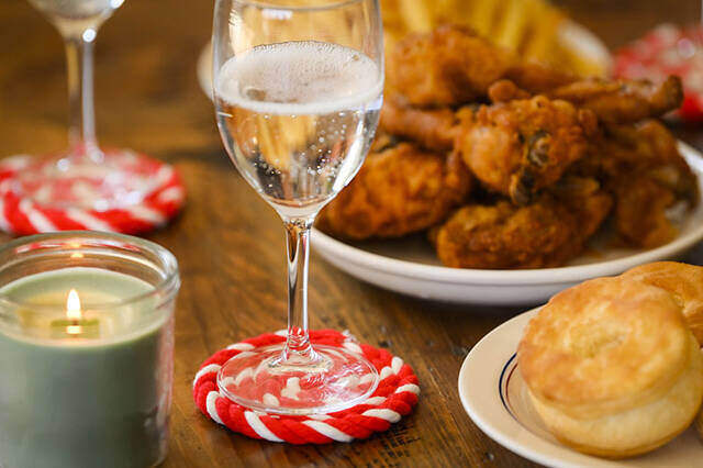 ホームパーティの名脇役!テーブルに華を添える紅白コースターをDIY