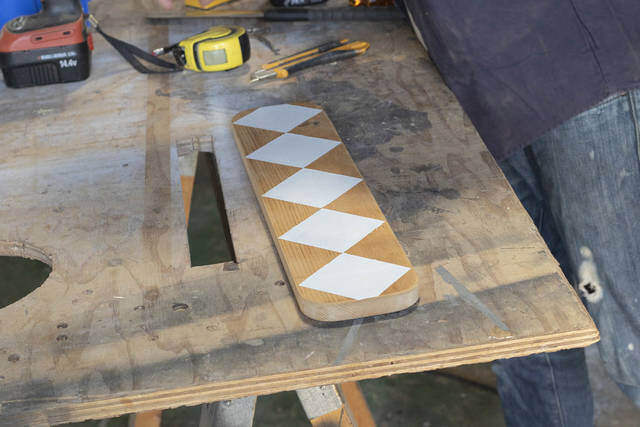 ブラケットいらずで突っ張れる!?デッドスペースを解消するウォールラック