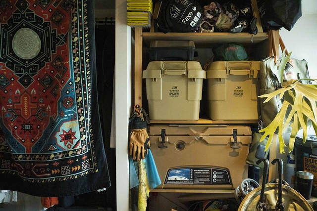 見せる収納は家計にも優しい!? コンテナ使いが巧みなキャンパーリノベ部屋