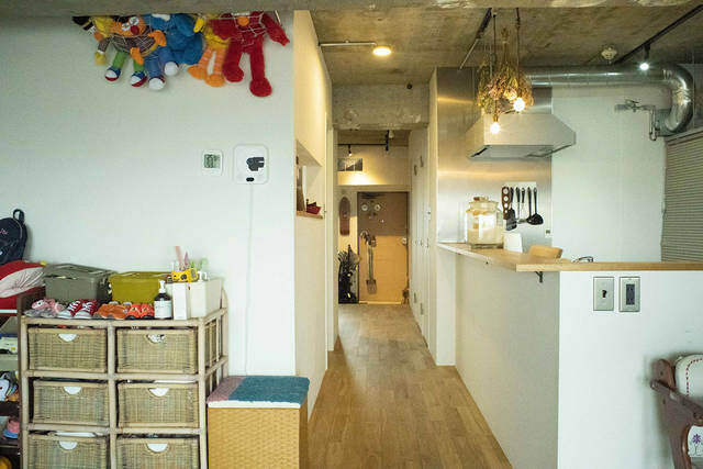 見せる収納は家計にも優しい!? コンテナ使いが巧みなキャンパーリノベ部屋