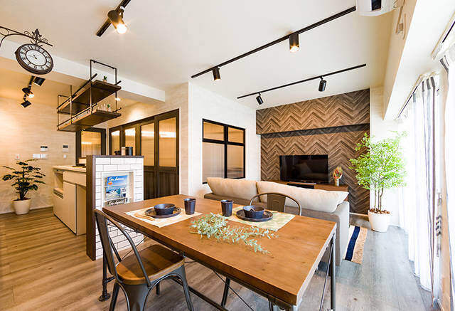 ヘリンボーン壁紙でイメチェン!クラシカルなお部屋を作る参考実例