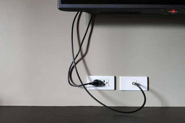憧れの壁掛けテレビ!工事費用の目安と最適な高さを解説