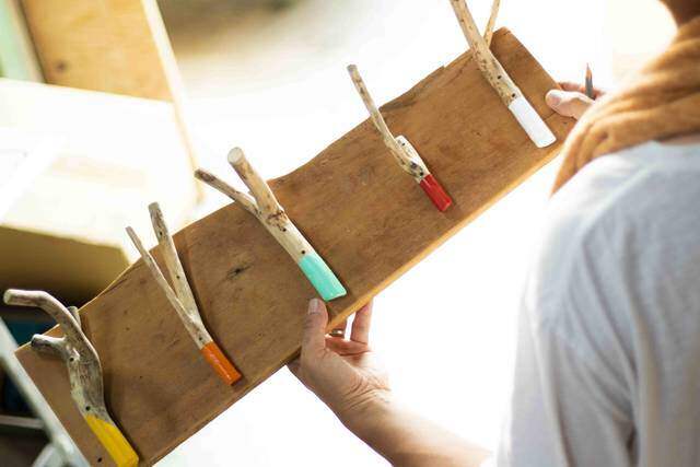 枯れ枝だって立派な木材!低予算でオシャレな壁掛けフックが完成!