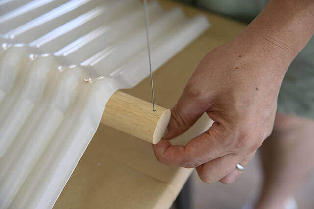 完成までたったの3ステップ!アジアを感じる“トタン屋根ランプ”をDIY