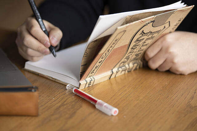 紙袋に新たな命を。お気に入りデザインでオリジナルノートDIY