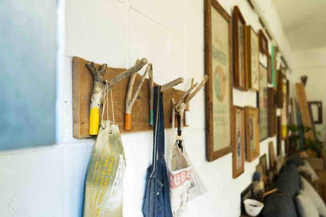 枯れ枝だって立派な木材!低予算でオシャレな壁掛けフックが完成!