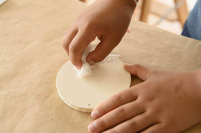 捨てるはずのマットを芸術へ!?親子で楽しむスタンプアートDIY