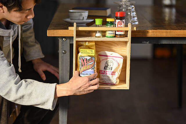 机や棚に“ちょい足し”DIY！？欲しい所に欲しい物を置ける超・便利レシピが登場