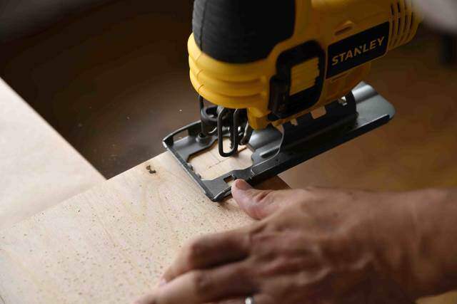 コードのゴチャつきスッキリ解決！収納上手なテレビ台をDIY！