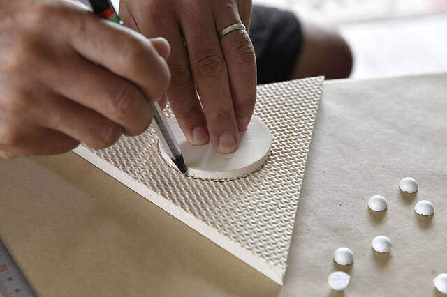 材料費は¥1000でOK。使い終わったマットで個性派ドリッパースタンドをDIY