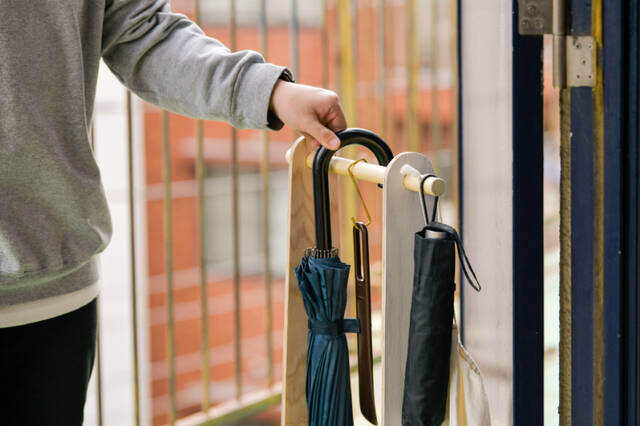 材料たった2つで玄関を格上げ!小物も吊るせる“多目的傘かけ”をDIY