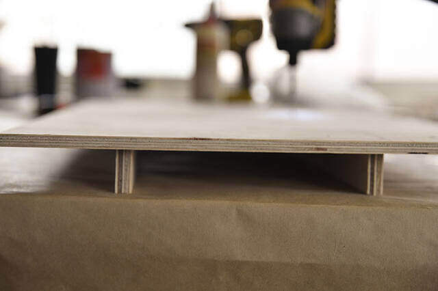 “膝の上”と書いて、オフィスと読む。キャンプチェアで働く快適デスクをDIY