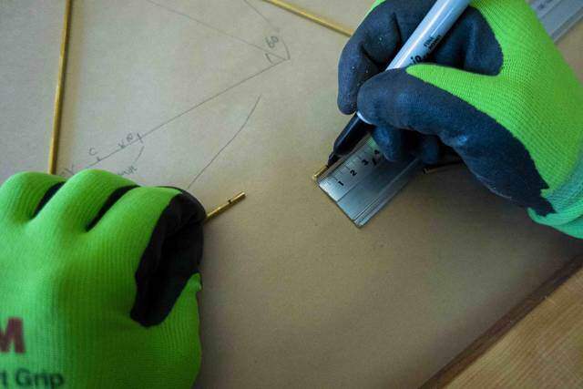 2本の真鍮で作る洒落顔DIY!インテリアを選ばず映えるプラントハンガー