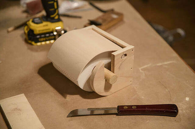 この完成度、もはや現代アート!?木製ペーパーホルダーをDIYしてトイレにも遊び心を