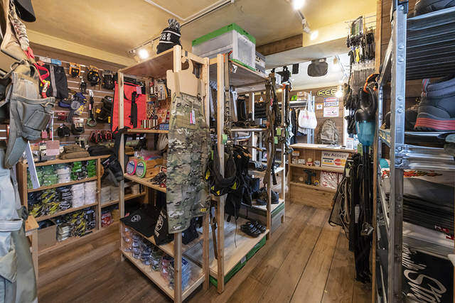 男心、ど真ん中直撃！激レア満載のギアショップへワクワク潜入