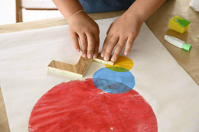 捨てるはずのマットを芸術へ!?親子で楽しむスタンプアートDIY