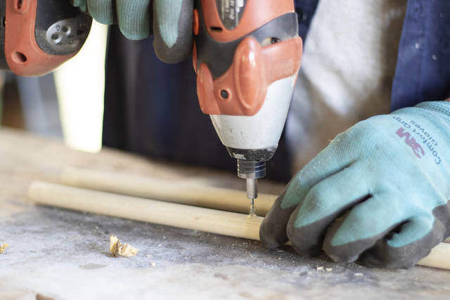 ブラケットいらずで突っ張れる!?デッドスペースを解消するウォールラック