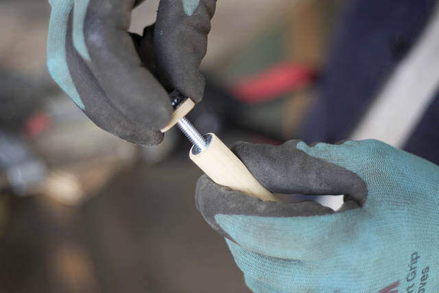 ブラケットいらずで突っ張れる!?デッドスペースを解消するウォールラック