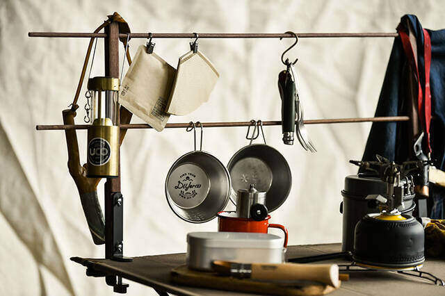 どんな場所でも挟むだけ!“IKEAクランプ”で省スペースなディスプレイラックをDIY