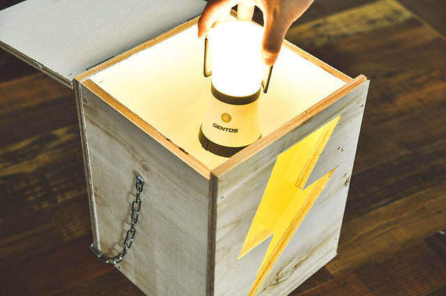 夜キャンプの“光る表札”!テントを見分けるベースサインをDIY