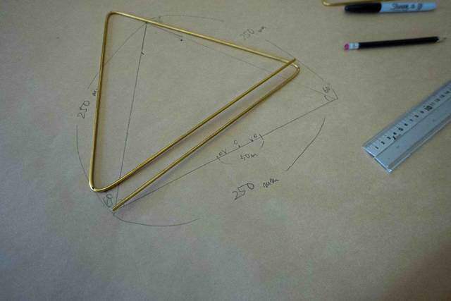 2本の真鍮で作る洒落顔DIY!インテリアを選ばず映えるプラントハンガー