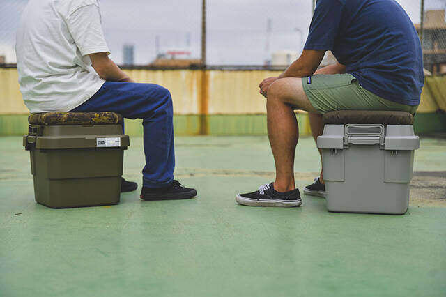 足を上げると気分もアガる!トランクカーゴが贅沢オットマンに変身するDIY