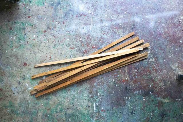 もっと自由に間取りを仕切る！古材とベルトで作るDIYパーテーション