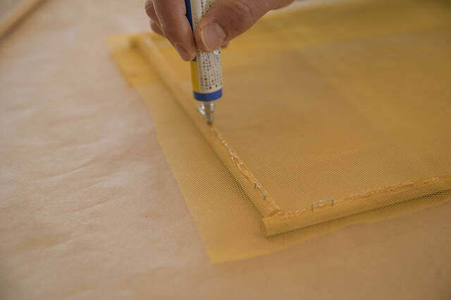 キャンプで料理を守る“卓上テント”!?折り畳み式の木製フードカバーをDIY