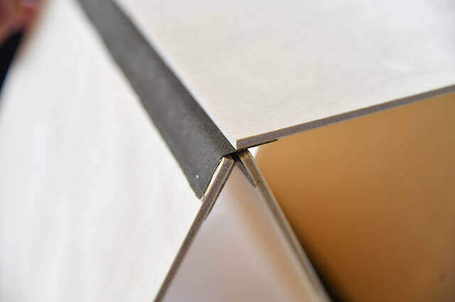 この変形にロマンがある!“パタっ”と畳めて“ガバっ”と広がるサイドテーブルをDIY