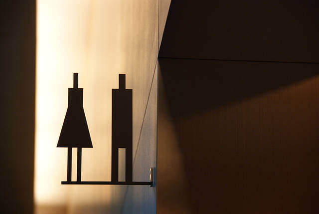 いつもの扉が見違える!おしゃれなトイレサインプレートをDIY!