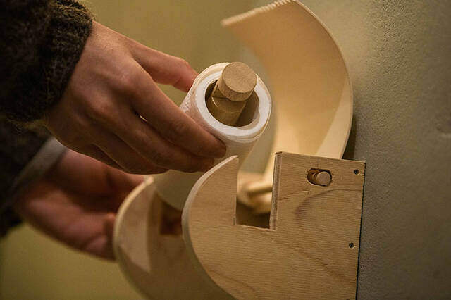 この完成度、もはや現代アート!?木製ペーパーホルダーをDIYしてトイレにも遊び心を