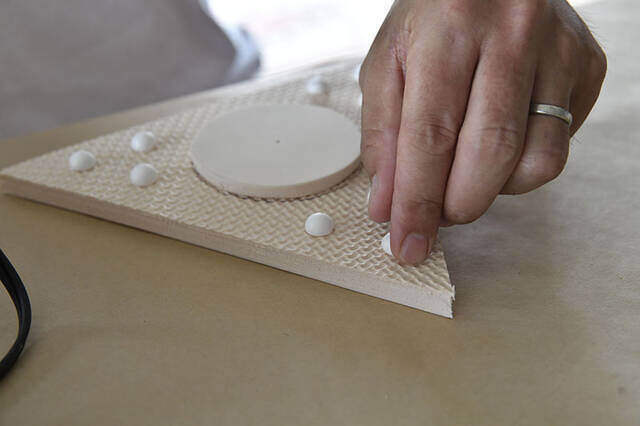 材料費は¥1000でOK。使い終わったマットで個性派ドリッパースタンドをDIY