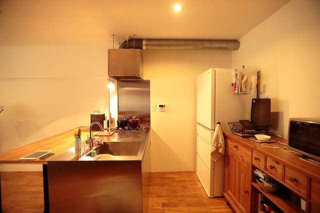 ピアノの色合いに合わせて構築された大人の音楽部屋