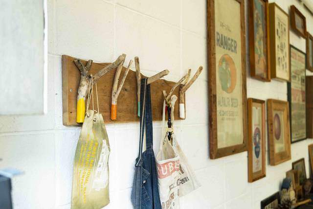 枯れ枝だって立派な木材!低予算でオシャレな壁掛けフックが完成!