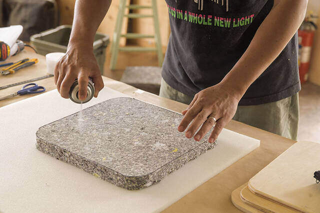 足を上げると気分もアガる!トランクカーゴが贅沢オットマンに変身するDIY