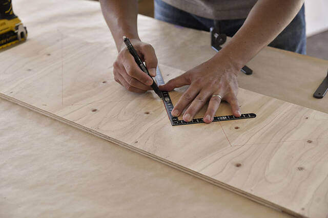 2枚の板がここまで化ける！“IKEAクランプ”を使った超簡単な壁掛けラックDIY