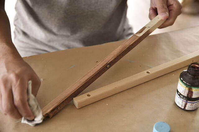 どんな場所でも挟むだけ!“IKEAクランプ”で省スペースなディスプレイラックをDIY