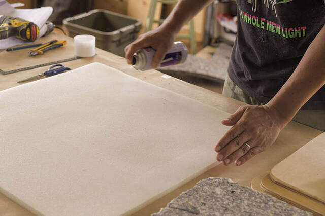 足を上げると気分もアガる!トランクカーゴが贅沢オットマンに変身するDIY