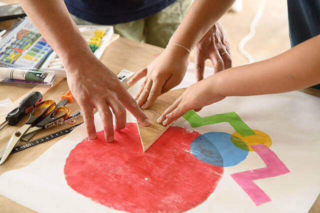 捨てるはずのマットを芸術へ!?親子で楽しむスタンプアートDIY