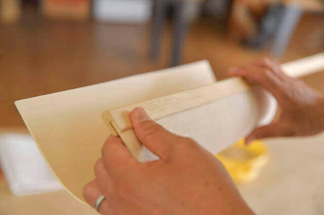 ベニヤ板曲げられるって知ってた？一枚の板でミニマルな壁掛けラックをDIY