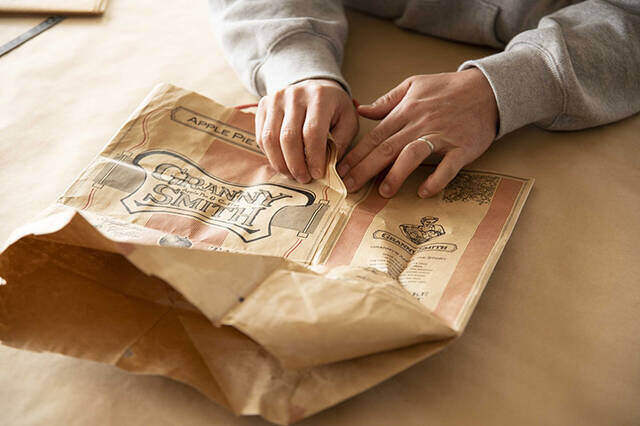 紙袋に新たな命を。お気に入りデザインでオリジナルノートDIY