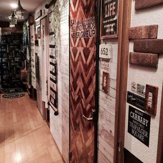 ヘリンボーン壁紙でイメチェン!クラシカルなお部屋を作る参考実例