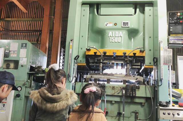 工場内のプレス機を見学