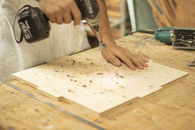 3cmの隙間にすっぽり収納！パタパタ折りたためるスツールをDIY！